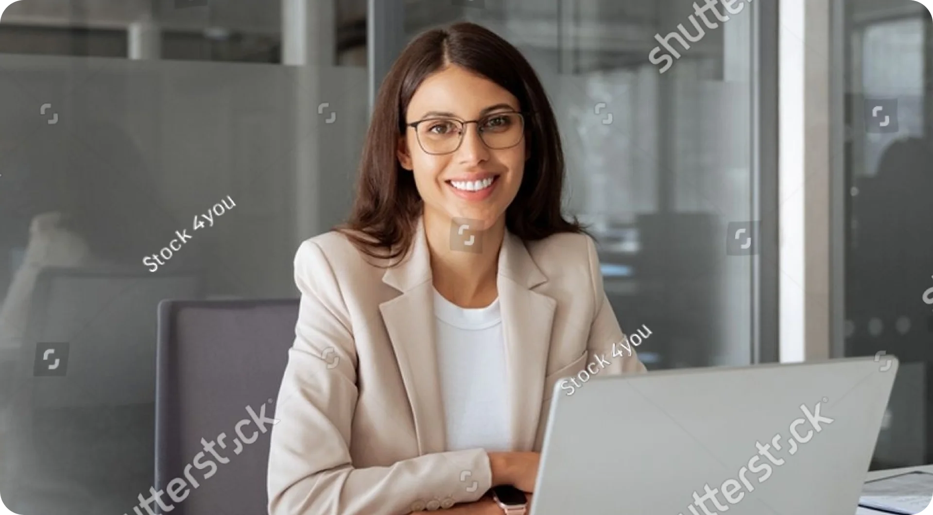 Zufriedene Kundin am Arbeitsplatz